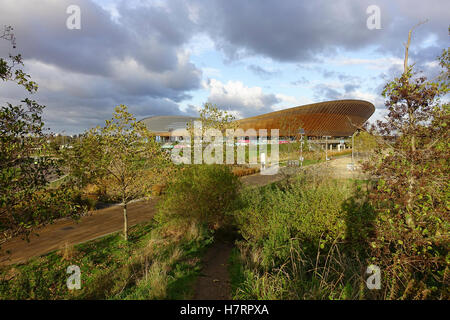 Stratford, London, UK. 7 novembre, 2016. Météo France : marche rapide vent du nord a apporté de très froid mais sec de la capitale. Le Vélodrome à Stratford semblait particulièrement pittoresque. Credit : james jagger/Alamy Live News Banque D'Images