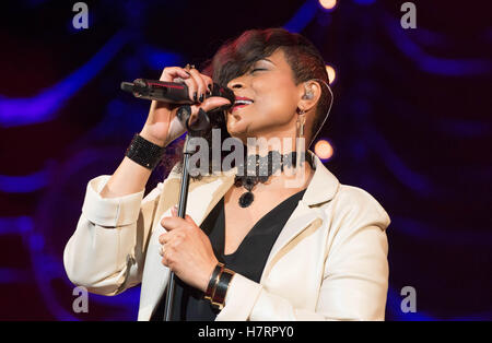 Bournemouth, Royaume-Uni. 7 novembre, 2016. Gabrielle en concert au Pavilion à Bournemouth Crédit : Charlie Raven/Alamy Live News Banque D'Images