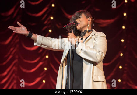 Bournemouth, Royaume-Uni. 7 novembre, 2016. Gabrielle en concert au Pavilion à Bournemouth Crédit : Charlie Raven/Alamy Live News Banque D'Images