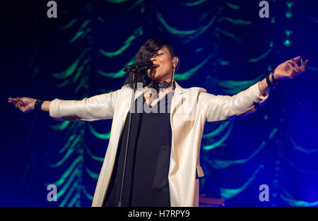 Bournemouth, Royaume-Uni. 7 novembre, 2016. Gabrielle en concert au Pavilion à Bournemouth Crédit : Charlie Raven/Alamy Live News Banque D'Images