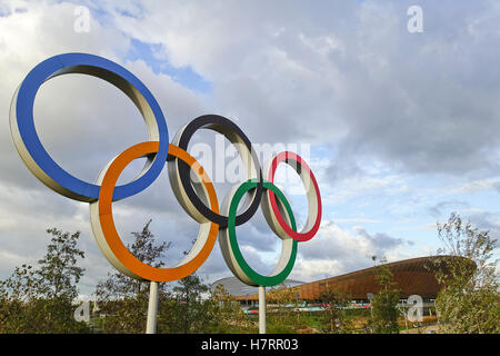 Stratford, London, UK. 7 novembre, 2016. Météo France : marche rapide vent du nord a apporté de très froid mais sec de la capitale. Le Veldrome à Stratford semblait particulièrement pittoresque. Credit : james jagger/Alamy Live News Banque D'Images