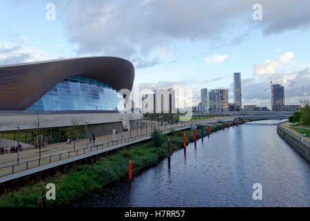 Stratford, London, UK. 7 novembre, 2016. Météo France : marche rapide vent du nord a apporté de très froid mais sec de la capitale. Stratford semblait particulièrement pittoresque. Credit : james jagger/Alamy Live News Banque D'Images