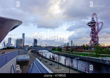 Stratford, London, UK. 7 novembre, 2016. Météo France : marche rapide vent du nord a apporté de très froid mais sec de la capitale. Stratford au coucher du soleil. Credit : james jagger/Alamy Live News Banque D'Images