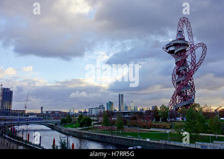 Stratford, London, UK. 7 novembre, 2016. Météo France : marche rapide vent du nord a apporté de très froid mais sec de la capitale. Stratford au coucher du soleil. Credit : james jagger/Alamy Live News Banque D'Images