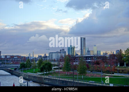 Stratford, London, UK. 7 novembre, 2016. Météo France : marche rapide vent du nord a apporté de très froid mais sec de la capitale. Canary Wharf au coucher du soleil. Credit : james jagger/Alamy Live News Banque D'Images