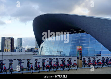 Stratford, London, UK. 7 novembre, 2016. Météo France : marche rapide vent du nord a apporté de très froid mais sec de la capitale. Stratford au coucher du soleil. Credit : james jagger/Alamy Live News Banque D'Images