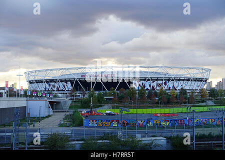 Stratford, London, UK. 7 novembre, 2016. Météo France : marche rapide vent du nord a apporté de très froid mais sec de la capitale. West Ham United Stadium au coucher du soleil. Credit : james jagger/Alamy Live News Banque D'Images