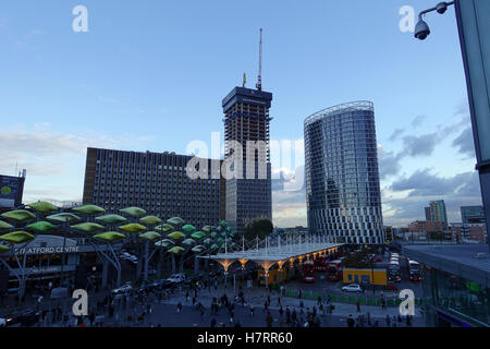 Stratford, London, UK. 7 novembre, 2016. Météo France : marche rapide vent du nord a apporté de très froid mais sec de la capitale. Stratford au coucher du soleil. Credit : james jagger/Alamy Live News Banque D'Images