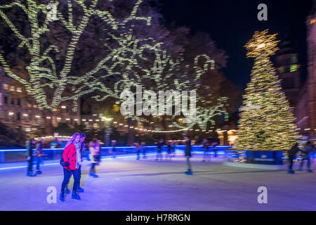 Londres, Royaume-Uni. 7ème Noiv, 2016. Jeunes et vieux profiter le patinage et autour de l'arbre de Noël, parrainé par Swarovski sur la patinoire à l'extérieur de la Natural History Museum Crédit : Guy Bell/Alamy Live News Banque D'Images