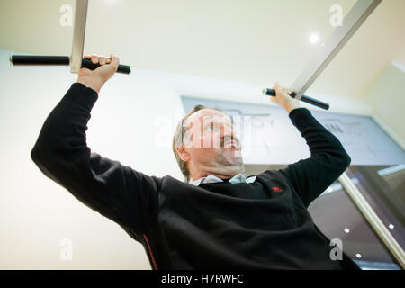 Gelsenkirchen, Allemagne. 29Th sep 2016. L'ancien entraîneur de football Bundesliga Peter Pension Neururer faire de l''Injoy fitness à Schalker Sportpark à Gelsenkirchen, Allemagne, 3 novembre 2016. PHOTO : ROLF VENNENBERND/dpa/Alamy Live News Banque D'Images