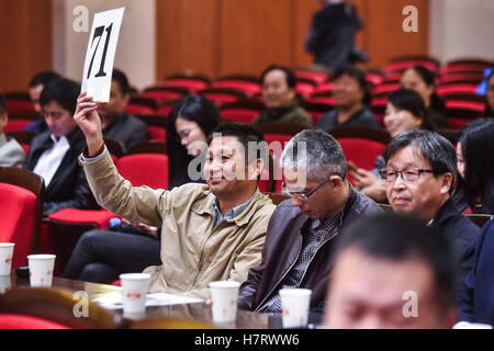 Shanghai, Chine, la Province de Zhejiang. Nov 8, 2016. Une vente aux enchères de vin de riz jaune est tenue à Beijing, la Chine de l'est la province du Zhejiang, le 8 novembre 2016. Le vin de riz, avec une histoire de milliers d'années, est considéré comme l'un des trois plus des vins dans le monde. Les techniques d'infusion de vin de riz de Shaoxing est inscrite comme patrimoine culturel immatériel national en 2006. © Xu Yu/Xinhua/Alamy Live News Banque D'Images