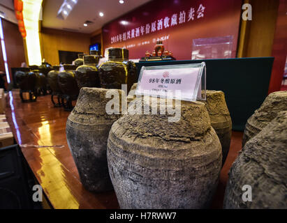 Shanghai, Chine, la Province de Zhejiang. Nov 8, 2016. Une vente aux enchères de vin de riz jaune est tenue à Beijing, la Chine de l'est la province du Zhejiang, le 8 novembre 2016. Le vin de riz, avec une histoire de milliers d'années, est considéré comme l'un des trois plus des vins dans le monde. Les techniques d'infusion de vin de riz de Shaoxing est inscrite comme patrimoine culturel immatériel national en 2006. © Xu Yu/Xinhua/Alamy Live News Banque D'Images