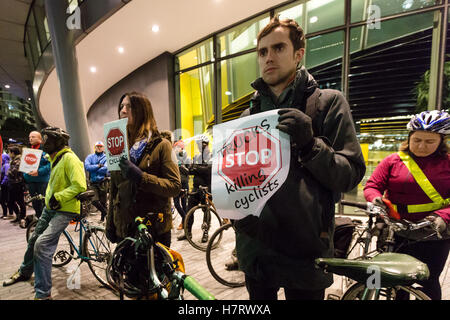 Londres, Royaume-Uni. Nov 7, 2016. Randonnée à vélo manifestants devant l'Hôtel de Ville. Des militants de "STOP Killing Cyclists' et les militants de la sécurité routière ont organisé une protestation et manifestation silencieuse devant l'Hôtel de ville près de Tower Bridge sur la rive sud de demander instamment au maire de Londres, Sadiq Khan de prendre des mesures pour faire cesser les cyclistes de mourir et l'interdiction du VHG dangereuses de la capitale des routes nationales. Credit : Vickie Flores/Alamy Live News Banque D'Images