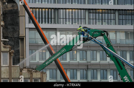 Hambourg, Allemagne. 07Th Nov, 2016. Les travailleurs utilisent de la machinerie lourde lors de la démolition de l'immeuble Axel Springer à Hambourg, Allemagne, ß7 en novembre 2016. Photo : Axel Heimkin/dpa/Alamy Live News Banque D'Images