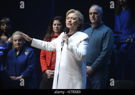 Philadelphie, Pennsylvanie. 5ème Nov, 2016. Madeleine Albright, Debra Messing, Hillary Clinton et Bob Casey Jr. lors de la "faire sortir le vote" concert de soutien à Hillary Clinton au Mann Center for Performing Arts le 5 novembre 2016 à Philadelphie, Pennsylvanie. | Verwendung weltweit © dpa/Alamy Live News Banque D'Images