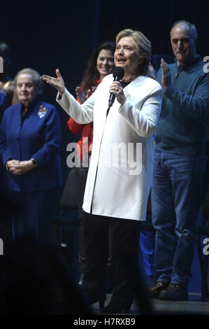 Philadelphie, Pennsylvanie. 5ème Nov, 2016. Madeleine Albright, Debra Messing, Hillary Clinton et Bob Casey Jr. lors de la "faire sortir le vote" concert de soutien à Hillary Clinton au Mann Center for Performing Arts le 5 novembre 2016 à Philadelphie, Pennsylvanie. | Verwendung weltweit © dpa/Alamy Live News Banque D'Images