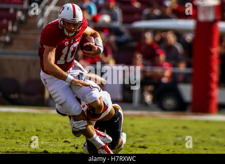 Palo Alto, Californie, USA. 5ème Nov, 2016. Quarterback Stanford Keller Chryst (10) brouille pour un gain en NCAA football action à l'Université de Stanford, avec l'Oregon State Beavers visiter le Stanford Cardinal. Stanford a gagné le match 26-15 © Seth Riskin/ZUMA/Alamy Fil Live News Banque D'Images