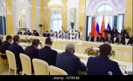 Saint-pétersbourg, Russie. Nov 7, 2016. Le Premier ministre chinois Li Keqiang et son homologue russe Dmitri Medvedev président conjointement le 21e premier ministre sino-russe' Réunion Ordinaire à Saint-Pétersbourg, Russie, le 7 novembre 2016. © Zhang Duo/Xinhua/Alamy Live News Banque D'Images