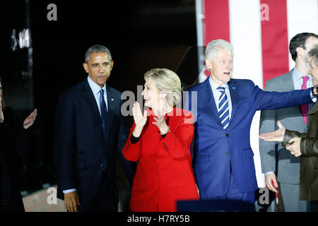 Philadelphie, USA. 07Th Nov, 2016. Barack Obama, Hillary et Bill Clinton salue la foule à la fin de la manifestation sur GOTV Independence Mall avec Hillary Clinton à Philadelphie, PA sur 11/7/2016 : Le crédit d'accès Photo/Alamy Live News Banque D'Images