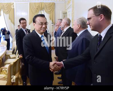 Saint-pétersbourg, Russie. Nov 7, 2016. Le Premier ministre chinois Li Keqiang et son homologue russe Dmitri Medvedev président conjointement le 21e premier ministre sino-russe' Réunion Ordinaire à Saint-Pétersbourg, Russie, le 7 novembre 2016. © Zhang Duo/Xinhua/Alamy Live News Banque D'Images