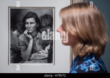 Londres, Royaume-Uni. Nov 8, 2016. 1936 Mère migrante de Dorothea Lange - Le Œil Radical : la photographie moderniste à partir de la collection de Sir Elton John, à la Tate Modern. Il présente un ensemble d'images moderniste des années 1920 aux années 1950. Il s'étend du 10 novembre 2016 au 7 mai 2017. Crédit : Guy Bell/Alamy Live News Banque D'Images