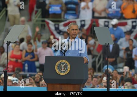 Kissimmee, FL, USA. 06 Nov, 2016. Campagne pour le président Barack Obama, Hillary Clinton, devant une foule de 11 000 supporters inscrivez-vous par l'artiste primée Stevie Wonder pour Osceola County Stadium le dimanche, Novembre 6, 2016 à Kissimmee, en Floride. Le président Obama a continué à stomp pour Hillary avec deux jours de gauche à l'élection. © Mpi10/media/Alamy Punch Live News Banque D'Images