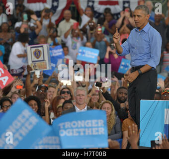 Kissimmee, FL, USA. 06 Nov, 2016. Campagne pour le président Barack Obama, Hillary Clinton, devant une foule de 11 000 supporters inscrivez-vous par l'artiste primée Stevie Wonder pour Osceola County Stadium le dimanche, Novembre 6, 2016 à Kissimmee, en Floride. Le président Obama a continué à stomp pour Hillary avec deux jours de gauche à l'élection. © Mpi10/media/Alamy Punch Live News Banque D'Images