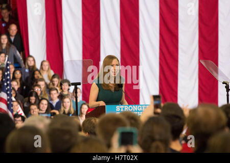 Raleigh, USA. 07Th Nov, 2016. Chelsea Clinton présente son père l'ancien président Bill Clinton à la présidence Clinton en rallye minuit Final Raleigh NC Crédit : l'accès Photo/Alamy Live News Banque D'Images