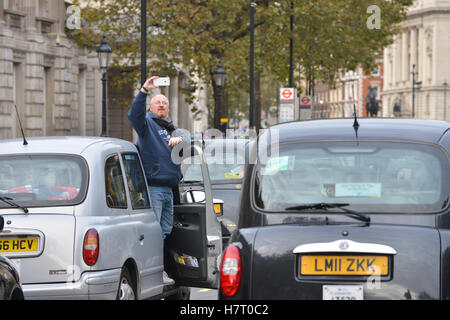 Whitehall, Londres, Royaume-Uni. 8e novembre 2016. Les chauffeurs de taxi noir une scène de protestation contre UBER et réclament une enquête publique Banque D'Images