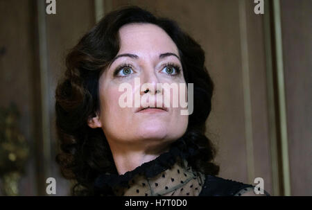 Bueckenburg, Allemagne. Nov 8, 2016. L'actrice Natalia Wörner dépeignant Mata Hari est à l'appareil pendant une pause de tournage du documentaire 'Mata Hari und Mademoiselle Docteur' dans Bueckenburg, Allemagne, le 8 novembre 2016. La chaîne publique allemande ARD diffusera le documentaire drame en 2017. Photo : Peter Steffen/dpa/Alamy Live News Banque D'Images