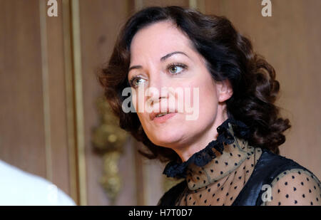 Bueckenburg, Allemagne. Nov 8, 2016. L'actrice Natalia Wörner dépeignant Mata Hari est à l'appareil pendant une pause de tournage du documentaire 'Mata Hari und Mademoiselle Docteur' dans Bueckenburg, Allemagne, le 8 novembre 2016. La chaîne publique allemande ARD diffusera le documentaire drame en 2017. Photo : Peter Steffen/dpa/Alamy Live News Banque D'Images