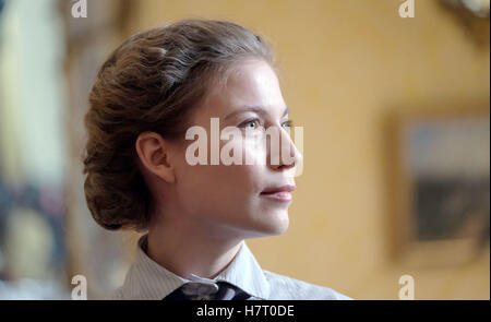 Bueckenburg, Allemagne. Nov 8, 2016. L'actrice Nora von Waldstaetten représentant Elisabeth Schragmueller se dresse sur définie au cours d'un frein de tournage du documentaire 'Mata Hari und Mademoiselle Docteur' dans Bueckenburg, Allemagne, le 8 novembre 2016. La chaîne publique allemande ARD diffusera le documentaire drame en 2017. Photo : Peter Steffen/dpa/Alamy Live News Banque D'Images