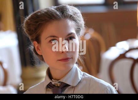 Bueckenburg, Allemagne. Nov 8, 2016. L'actrice Nora von Waldstaetten représentant Elisabeth Schragmueller se dresse sur définie au cours d'un frein de tournage du documentaire 'Mata Hari und Mademoiselle Docteur' dans Bueckenburg, Allemagne, le 8 novembre 2016. La chaîne publique allemande ARD diffusera le documentaire drame en 2017. Photo : Peter Steffen/dpa/Alamy Live News Banque D'Images