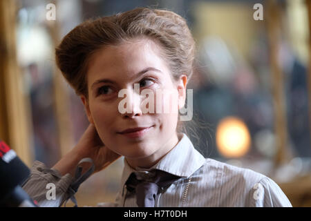 Bueckenburg, Allemagne. Nov 8, 2016. L'actrice Nora von Waldstaetten représentant Elisabeth Schragmueller se dresse sur définie au cours d'un frein de tournage du documentaire 'Mata Hari und Mademoiselle Docteur' dans Bueckenburg, Allemagne, le 8 novembre 2016. La chaîne publique allemande ARD diffusera le documentaire drame en 2017. Photo : Peter Steffen/dpa/Alamy Live News Banque D'Images