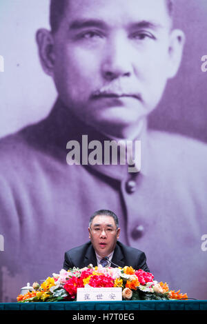 Macao, Chine. Nov 8, 2016. Chef de l'exécutif de Macao (Région administrative spéciale) Fernando Chui Sai sur les adresses d'une conférence célébrant le 150e anniversaire de Sun Yat-sen à Macao, Chine du Sud, 8 novembre 2016. Credit : Cheong Kam Ka/Xinhua/Alamy Live News Banque D'Images