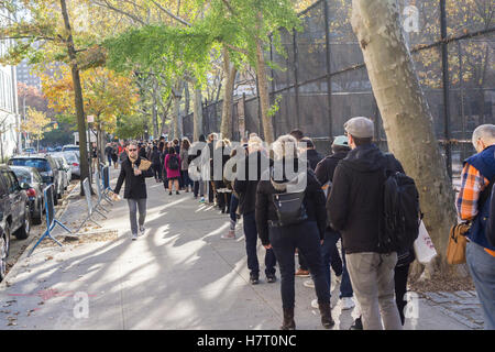 New York, USA. 05Th Nov, 2016. Des centaines d'électeurs à attendre en ligne pour entrer dans le bureau de vote PS33 dans le quartier de Chelsea, New York le jour de l'élection, mardi 8 novembre, 2016. Crédit : Richard Levine/Alamy Live News Banque D'Images