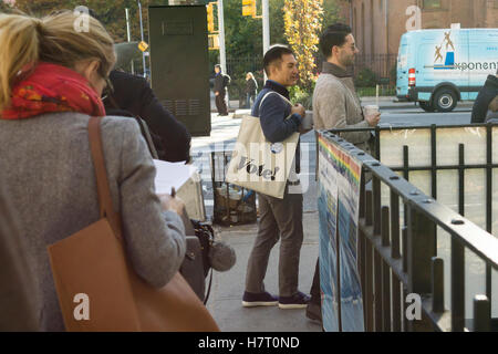 New York, USA. 05Th Nov, 2016. Des centaines d'électeurs à attendre en ligne pour entrer dans le bureau de vote PS33 dans le quartier de Chelsea, New York le jour de l'élection, mardi 8 novembre, 2016. Crédit : Richard Levine/Alamy Live News Banque D'Images