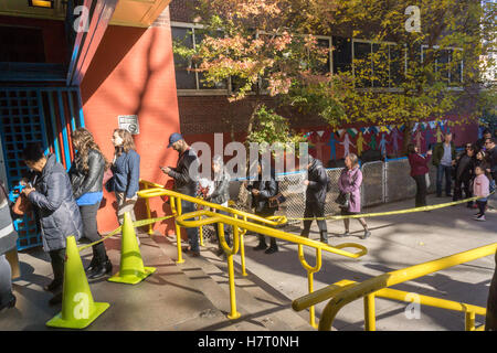 New York, USA. 05Th Nov, 2016. Des centaines d'électeurs à attendre en ligne pour entrer dans le bureau de vote PS33 dans le quartier de Chelsea, New York le jour de l'élection, mardi 8 novembre, 2016. Crédit : Richard Levine/Alamy Live News Banque D'Images