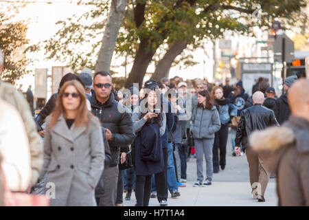 New York, USA. 05Th Nov, 2016. Des centaines d'électeurs à attendre en ligne pour entrer dans le bureau de vote PS33 dans le quartier de Chelsea, New York le jour de l'élection, mardi 8 novembre, 2016. Crédit : Richard Levine/Alamy Live News Banque D'Images