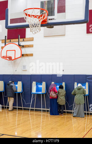 Dearborn, États-Unis. 05Th Nov, 2016. Dearborn, Michigan - 8 novembre 2016 - Les électeurs ont voté à l'école élémentaire de Salina dans l'élection présidentielle de 2016 dans un quartier musulman et arabo fortement. Crédit : Jim West/Alamy Live News Banque D'Images