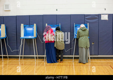 Dearborn, États-Unis. 05Th Nov, 2016. Dearborn, Michigan - 8 novembre 2016 - Les électeurs ont voté à l'école élémentaire de Salina dans l'élection présidentielle de 2016 dans un quartier musulman et arabo fortement. Crédit : Jim West/Alamy Live News Banque D'Images