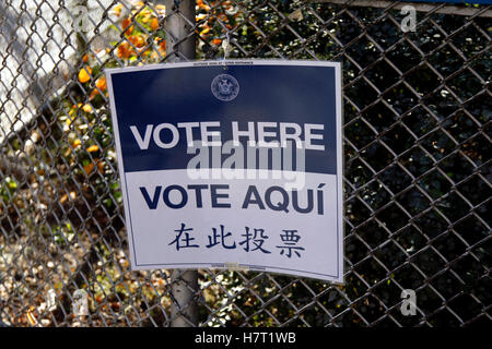 New York, États-Unis. 05Th Nov, 2016. Les panneaux pour les électeurs dans le quartier de Chelsea, Manhattan à New York City le jour de l'élection, le 8 novembre 2016. Un nombre record d'électeurs se tournent nos pour l'élection présidentielle américaine historique entre Hilary Clinton et Donald Trump. Crédit : Adam Stoltman/Alamy Live News Banque D'Images