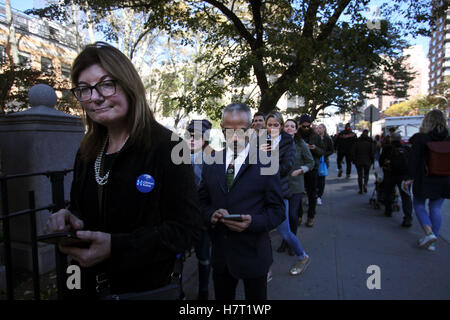 New York, États-Unis. 05Th Nov, 2016. Les électeurs dans le quartier de Chelsea, Manhattan à New York City line jusqu'à voter le jour du scrutin, le 8 novembre 2016. Un nombre record d'électeurs se tournent nos pour l'élection présidentielle américaine historique entre Hilary Clinton et Donald Trump. Crédit : Adam Stoltman/Alamy Live News Banque D'Images