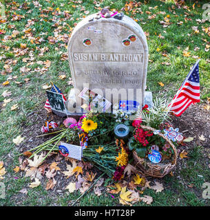 Susan B. Anthony Droits des femmes couvertes de pierre tombale leader 2016 Élection présidentielle USA autocollants, des notes personnelles, des drapeaux. Banque D'Images