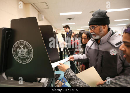 New York, USA. Nov 8, 2016. Un électeur dépose son bulletin de vote dans le Queens, New York, États-Unis, 8 novembre 2016. Les élections présidentielles américaines ont démarré le mardi. Credit : Wang Ying/Xinhua/Alamy Live News Banque D'Images