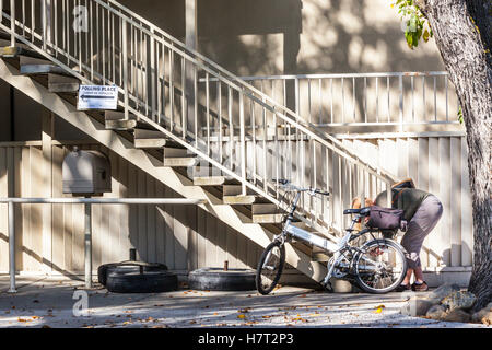 Modesto, Californie, USA. 8 novembre, 2016. Une femme se bloque son vélo à la Loma Grace Brethren Church à Modesto en Californie un jour de scrutin pour le quartier Crédit : John Crowe/Alamy Live News Banque D'Images