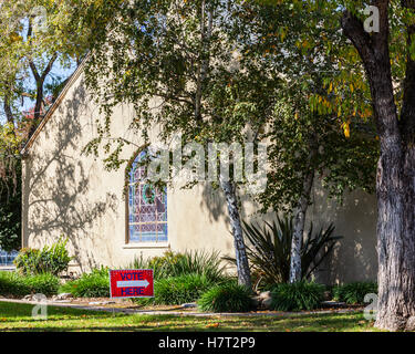 Modesto, Californie, USA. 8 novembre, 2016. La Loma Grace Brethren Church à Modesto en Californie un jour de scrutin pour le quartier. Les panneaux bilingues sont observées à tous les bureaux de vote. Crédit : John Crowe/Alamy Live News Banque D'Images