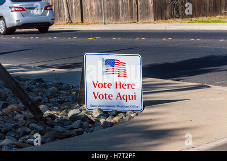 Modesto, Californie, USA. 8 novembre, 2016. La Loma Grace Brethren Church à Modesto en Californie un jour de scrutin pour le quartier. Les panneaux bilingues sont vus à toutes les villes les lieux de scrutin. Crédit : John Crowe/Alamy Live News Banque D'Images