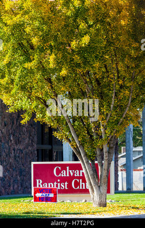 Modesto, Californie, USA. 8 novembre, 2016. L'église Calvary Baptist à Modesto en Californie un quartier désigné lieu de scrutin. Les panneaux bilingues sont vus à toutes les villes les lieux de scrutin. Crédit : John Crowe/Alamy Live News Banque D'Images