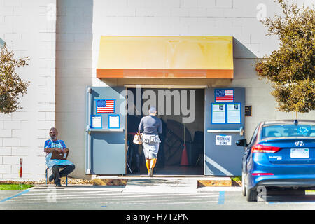 Modesto, Californie, USA. 8 novembre, 2016. L'église Calvary Baptist à Modesto en Californie un quartier désigné lieu de scrutin. Les panneaux bilingues sont vus à toutes les villes les lieux de scrutin. Crédit : John Crowe/Alamy Live News Banque D'Images